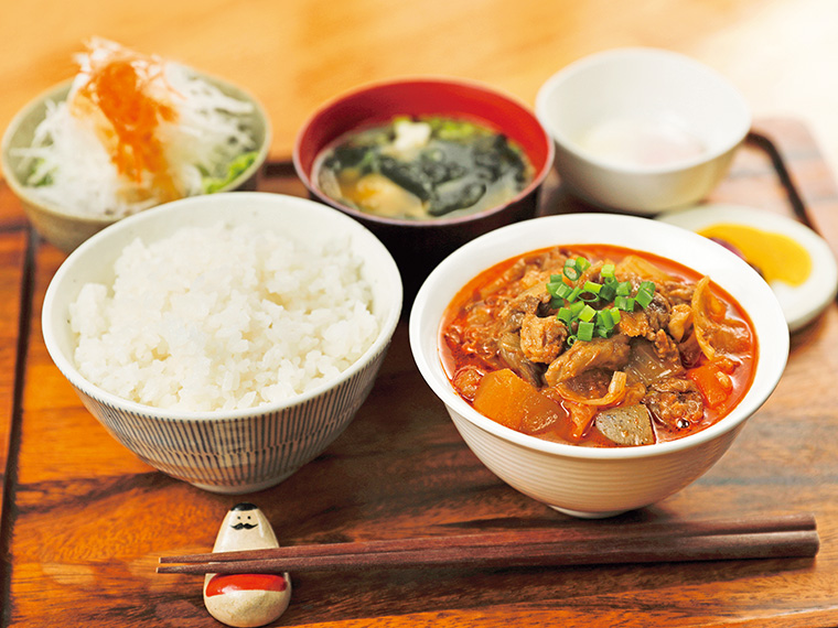 「牛スジの煮込み定食（サラダ・味噌汁・温泉卵・漬物付き）」（1,180円）※数量限定