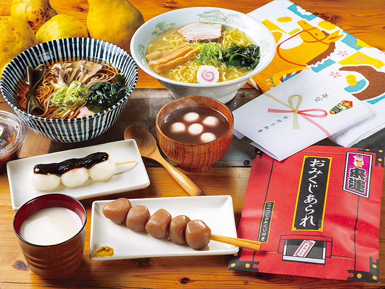 茶屋では縁起そば、甘酒やおしるこ、厄除けだんごも提供。1,000円以上の利用で干支タオルを進呈（先着1,000本）