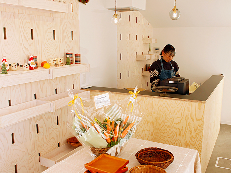 写真手前のテーブルにベーグルが並ぶ