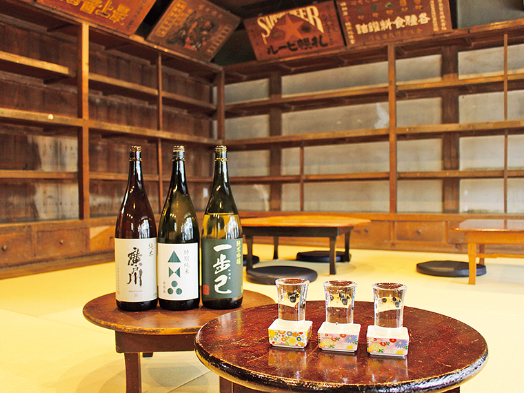 日本酒は1杯500円、おつまみも一品500円で用意している