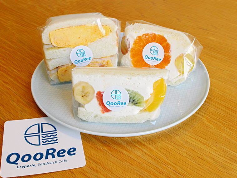 手前から時計回りに「MIXフルーツサンド」（520円）、「厚焼きたまごサンド」（560円）、「みかんサンド」（450円）などバラエティ豊かに揃えている