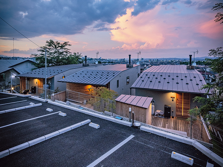 各戸に2台、ゆとりのある駐車場からは2階エントランスデッキへ