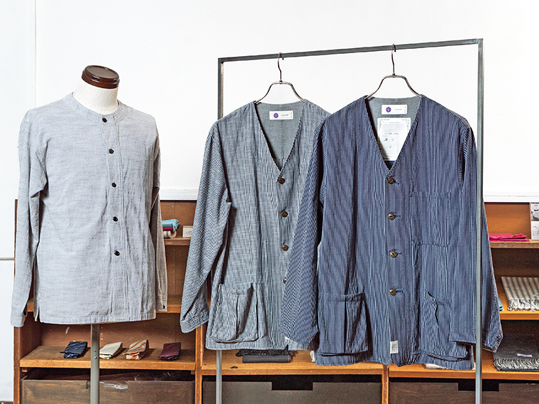 左から、受注生産の「シャツ（グレー）」（28,600円）と「ジャケット（グレーストライプ・ネイビーストライプ）」（各38,500円）