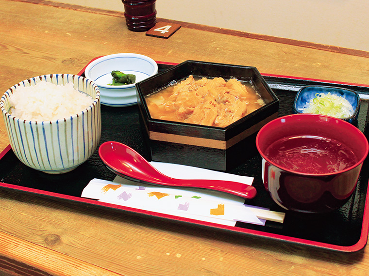 「もつ煮定食」（950円）