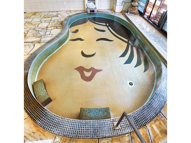 男湯はおかめ風呂（写真）、女湯はひょっとこ風呂。なめらかな湯を源泉かけ流しで楽しめる