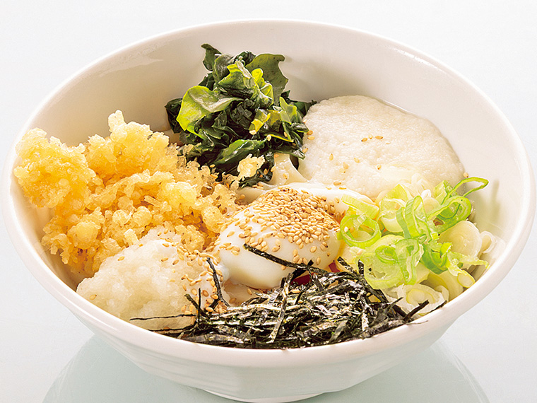「究極のぶっかけ（全部のせ）」（800円）。とろろ、大根おろし、温泉玉子、海苔、ワカメ、天かす、ネギがのるボリューミーな一品