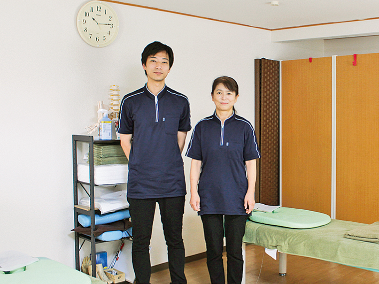 丁寧な施術の渡邊さん親子。福島市の稲荷神社、大鳥居の向かい側に位置する