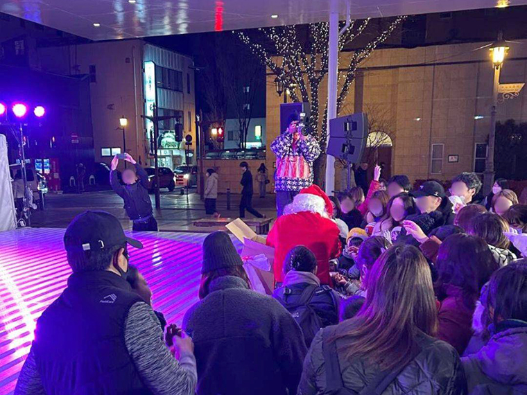 2024年開催の様子。サンタクロースからお菓子をもらおう