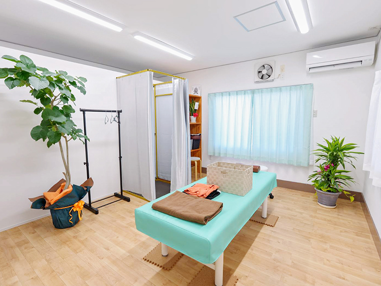 人目を気にせず、ゆったりとした個室空間で、強弱のある丁寧な施術が受けられる