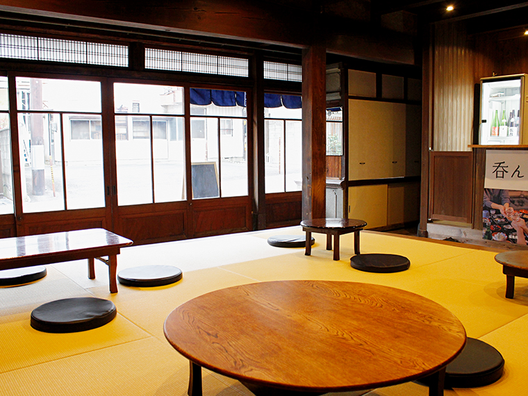 梁や建具、壁に飾られた看板など、歴史を感じる雰囲気。畳スペースにゆっくり座って日本酒を飲むこともできる