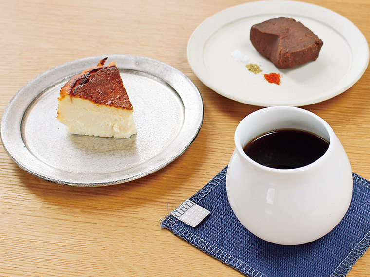 コーヒーに合うスイーツは、グルテンフリー。濃厚な「バスクチーズケーキ」（680円）、塩・山椒・一味で味変しながらいただく「ショコラテリーヌ」（780円）。どちらも小ぶりながら濃厚な味わいで満足感たっぷり