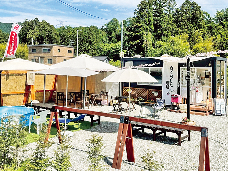 こだわりのコーヒー（450円～）や、各種サンドイッチ（300円〜）、クリームパン、おむすびも提供