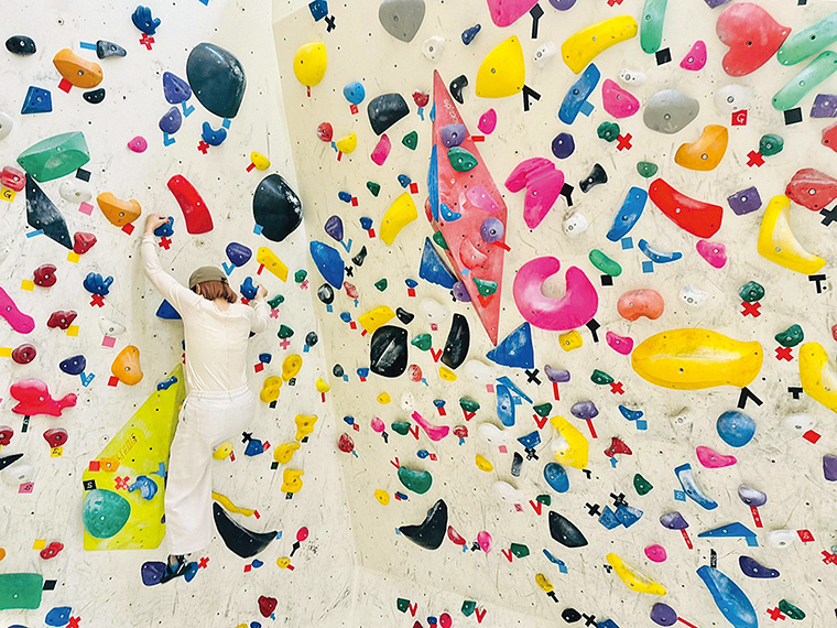 ボルダリングスペースの専用シューズは、1足300円でレンタル可能