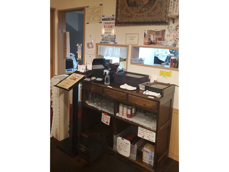 着席前に中央のレジで先払いのシステム