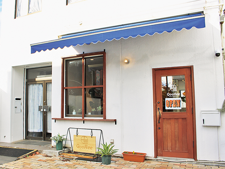 青い屋根とナチュラルな看板が目印。テイクアウトも可能！