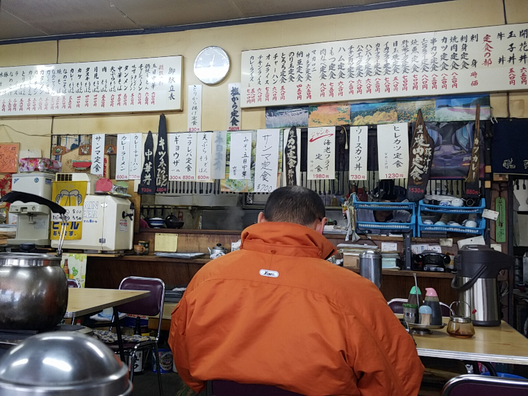 以前の店内を彩った切り株メニューは車体ボディの手書き職人さんが書かれたもの