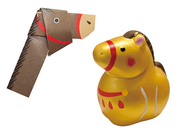 午歳にちなんだ「馬みくじ」（左）と「金馬みくじ」（右）