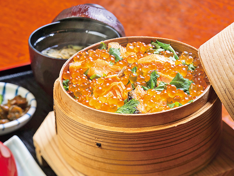 「わっぱめし＜鮭といくら＞（味噌汁・お新香付き）」（1,380円）