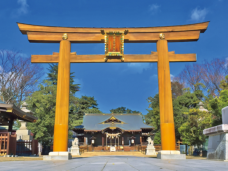 陰陽師・安倍晴明により創建。2026年で1039年目を迎え、地元からは「おいなりさん」と親しまれる