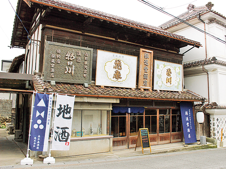 夜は温かな明かりが灯り、また違った趣がある