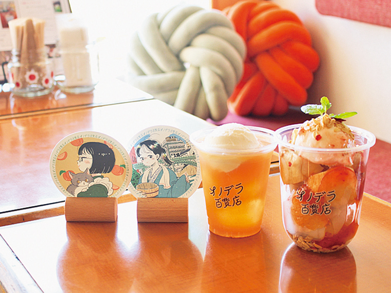 左からmameさんのコースター2種と「桃フロート」（650円）、「ベーグル＆ジェラート」（800円）