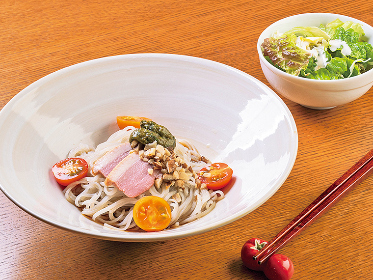 新鮮野菜を使ったサラダが付く「地元クルミとバジルの冷かけ蕎麦」（1,550円）