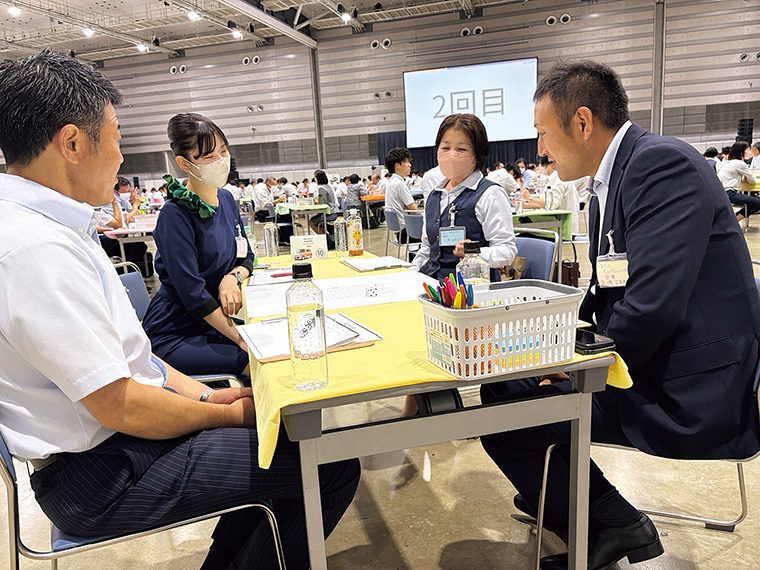 社員が対等な立場で語り合いダイアログを行う「ReBORNミーティング」