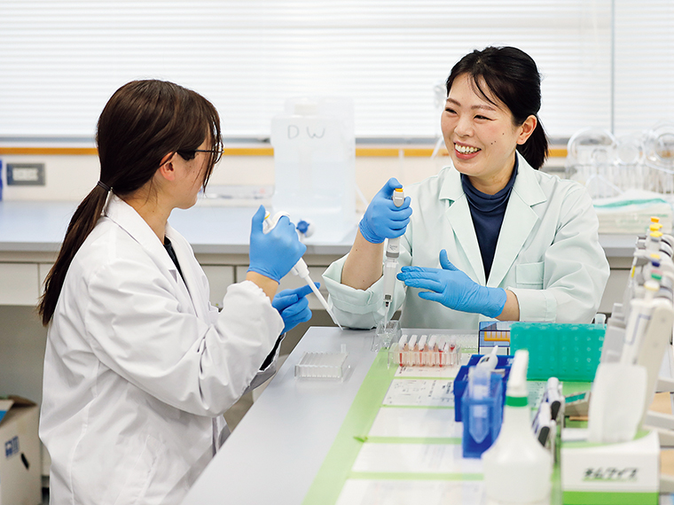 「福島県中央家畜保健衛生所」の検査室。設備の整った検査室で、家畜の様々な病気の検査を行っている