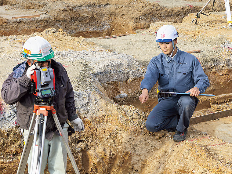 それぞれの技能・資格を活かしたチームで、お客様が求める最適な建設・施工を目指す。信頼関係のもと、お互いを尊重し合いながら業務を進めるのが『菅野建設』流。現場で疑問に感じたことや、困ったことがあれば、すぐ相談できるコミュニケーションの良さがある