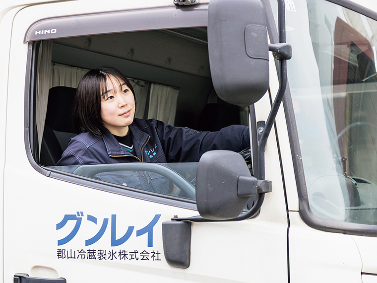 8tトラックで配送を行う髙橋さん。安全に配慮しながら正確かつ迅速な作業を心掛ける。入社後に様々な資格を取得したことで、業務の幅も広がり、より仕事が楽しくなったという