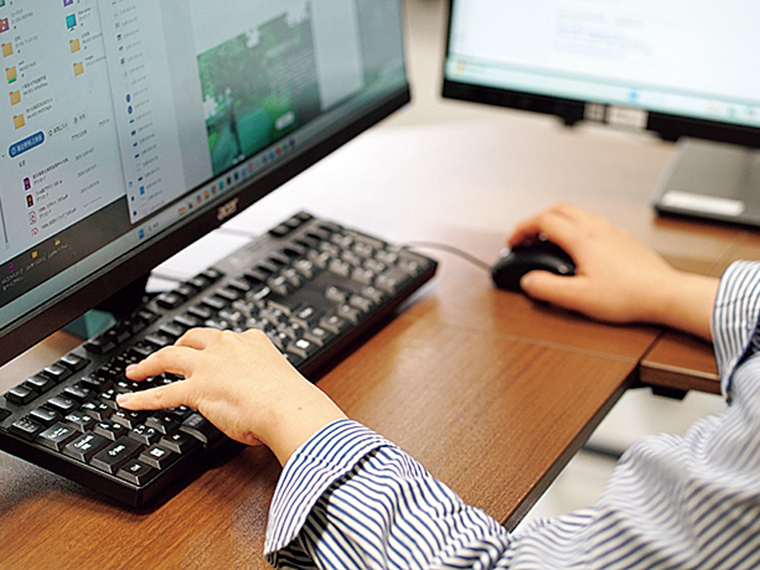 「デザインは悩むことも多いですが、言葉が浮かぶと、勝手に手が動き出す感じがあります。没入している時が楽しいです」と石橋さん