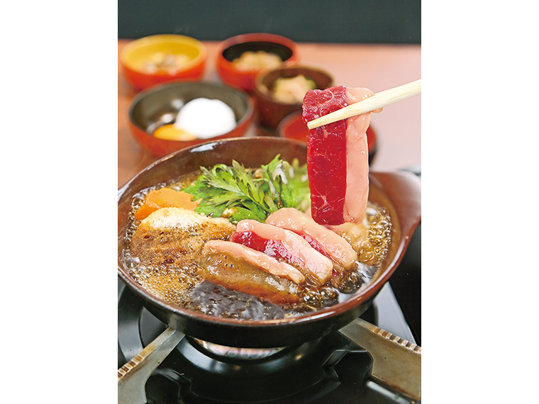 希少なフタエゴをすき焼き風に食べる「極上桜カルビ鍋定食」。セットでご飯や小鉢、味噌汁が付く　