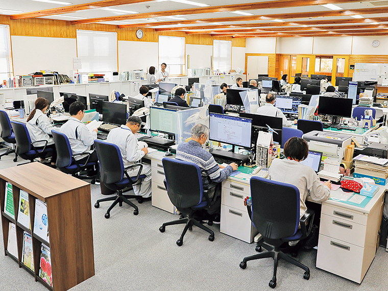 木をふんだんに使った新庁舎で職場環境も快適