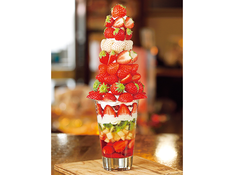 「苺のパフェ（フルサイズ）」（3,300円）【提供／1月上旬～5月上旬、13：30～16：00（15：30ラストオーダー）】