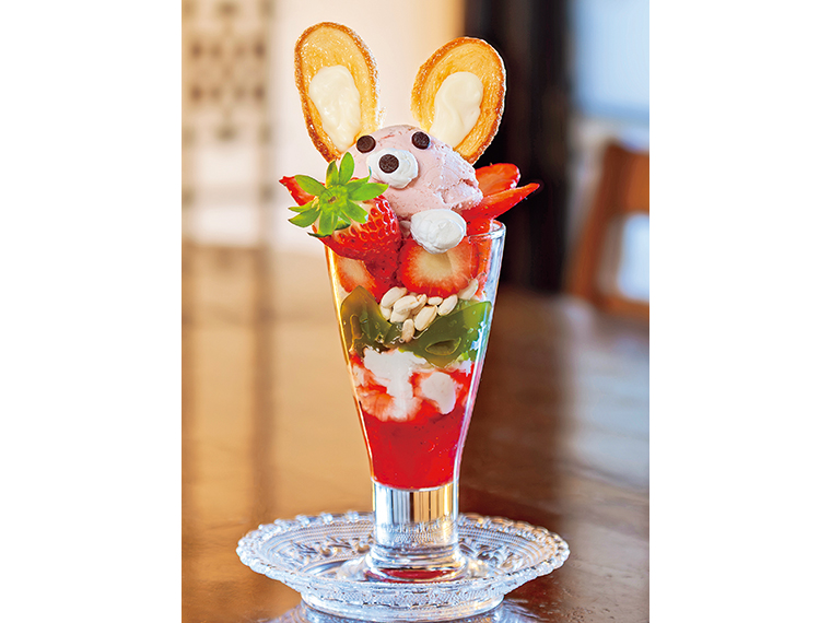 「やまのうさぎパフェ」（1,320円）【提供／1月～5月下旬※いちごがなくなり次第終了、11：00～17：00（16：30ラストオーダー）】
