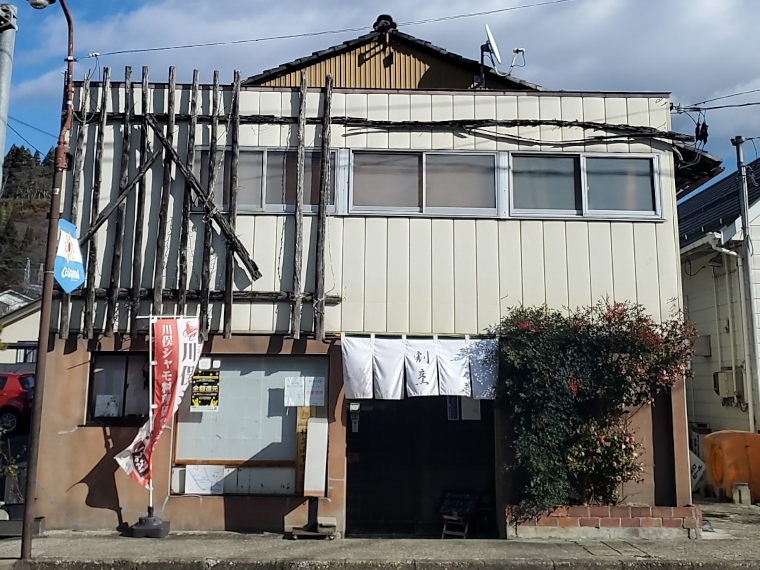 思わず立ち寄りたくなる味のある外観