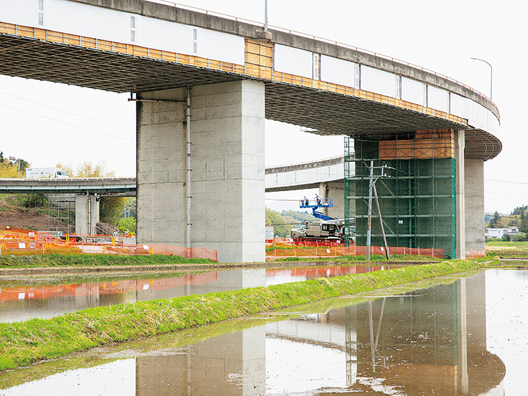 二本松市内の羽石高架橋（国道459号橋）で行われている補修工事現場。OJTやジョブローテーションの経験は、土木施工管理技士などの資格取得にも役立つ
