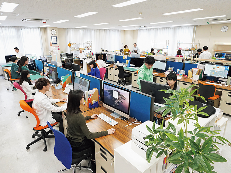 デザイナー、編集者が連携し、クリエイティブワークを進める制作現場