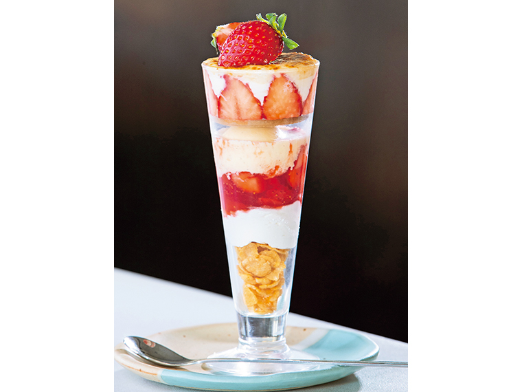 「ブリュレ苺パフェ（ドリンク付き）」（1,300円※「pocoコース」注文の方、デザートをパフェに変更の場合は1,000円）【提供／1月下旬～4月下旬、11：00～15：00（14：00ラストオーダー）】