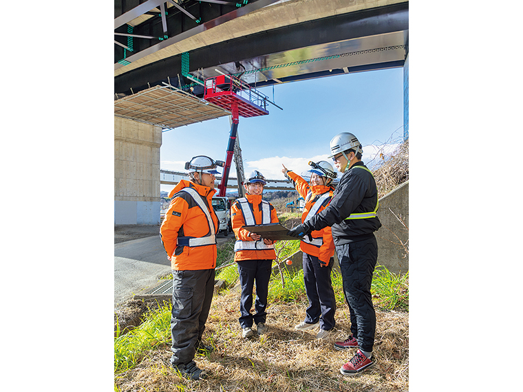 現場では協力会社との「報連相」が欠かせない。責任が大きいからこそ、無事に完成した時の達成感は格別だ
