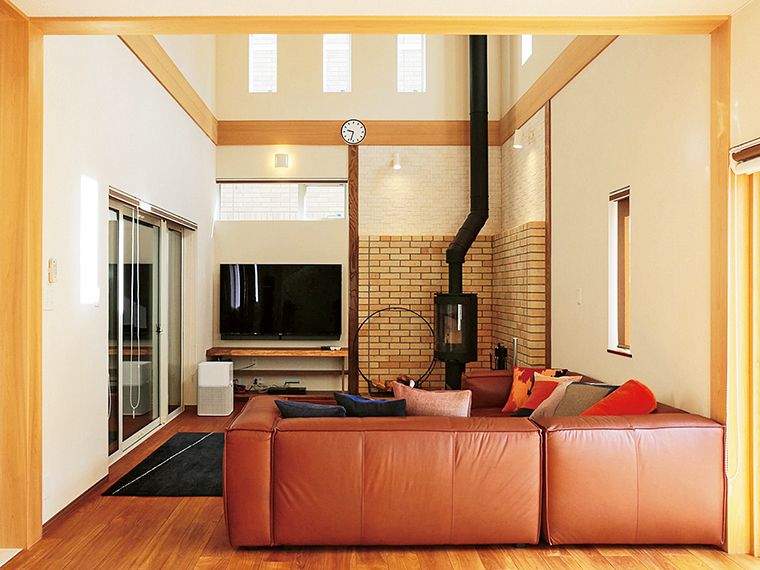 大幅な省エネと再生可能エネルギーの導入で、ZEH（ネット・ゼロ・エネルギー・ハウス）の家を実現。快適でエコな住まいが、職人の工夫で形に