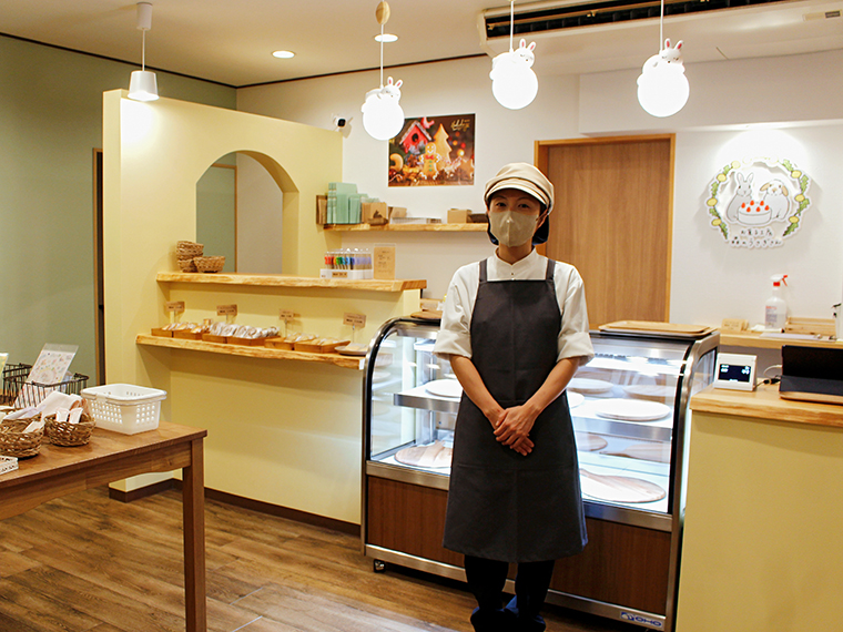 「地域の方に愛されるお菓子屋さんになれるように頑張ります」と店長の井間さん。ウサギでいっぱいの店内には、井間さんがセレクトしたウサギモチーフの雑貨も