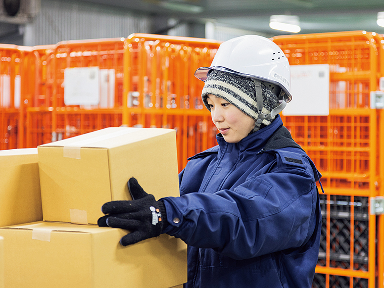 取引先のニーズに応じて商品を仕分け、箱詰めして出荷する。また、グンレイでは宅配便の冷凍、冷蔵商品も扱っているので、その仕分けも行っている