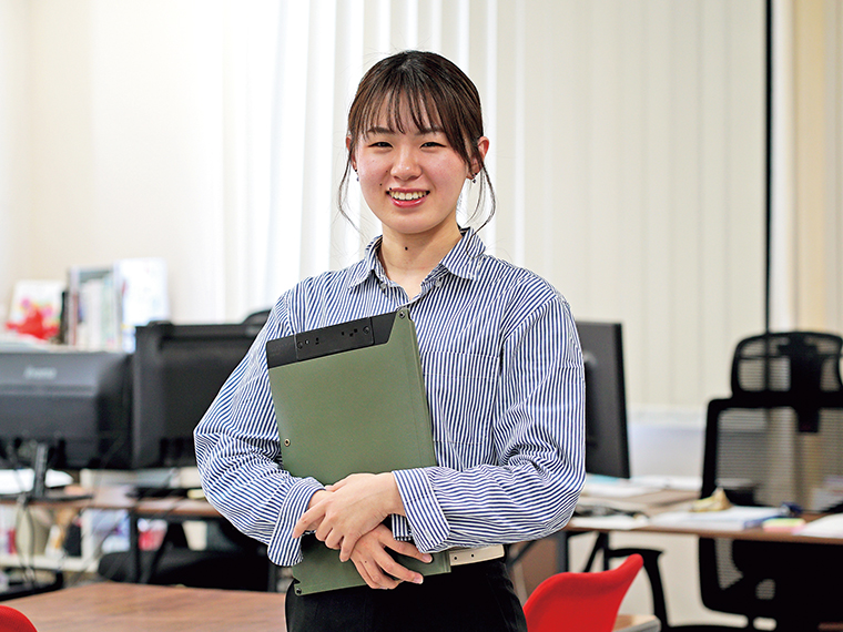 入社4年目のデザイナー・石橋さん。自分の強みを活かしながら、クライアントに合わせて企画を作っていく