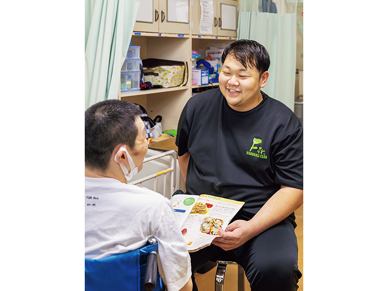 日常生活の支援だけでなく、利用者さんとのコミュニケーションも仕事の一つ