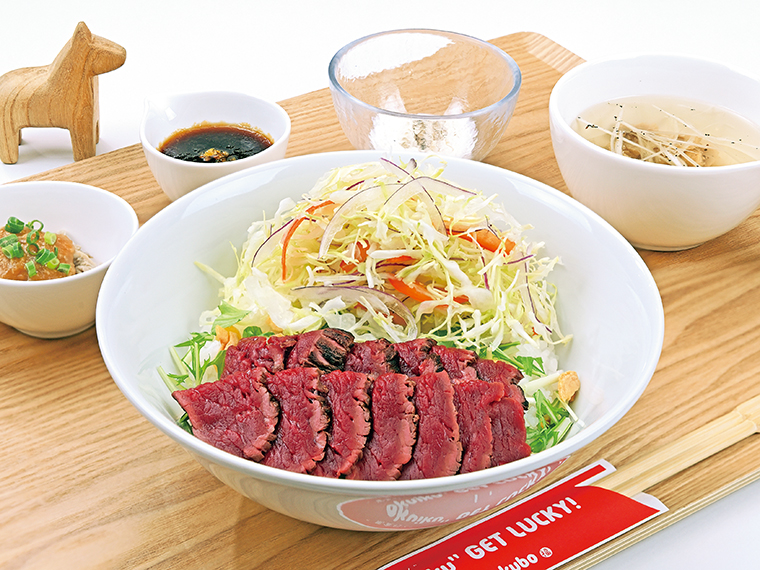 「会津ブランド馬肉の炙りたたき丼」（2,290円）。馬のすじ肉を使った「桜スープ」や馬モツの酢味噌がけが付く