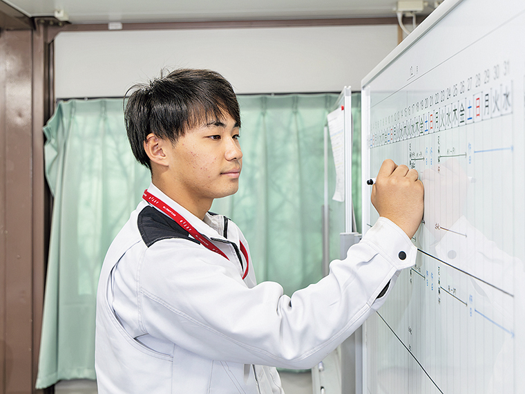 工期内の完了に向けてスケジュールを管理。プロジェクトに関わるあらゆる人たちと連絡調整ができるコミュニケーション力が求められる