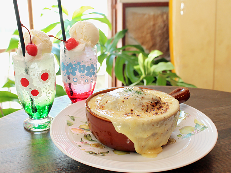 「溢れるマグマチーズハンバーグパスタグラタン」（シェアサイズ2,000円、ハーフサイズ1,400円）。2人から3人でのシェアがおすすめ。肉々しいハンバーグとたっぷりチーズがたまらないボリューム満点の一皿