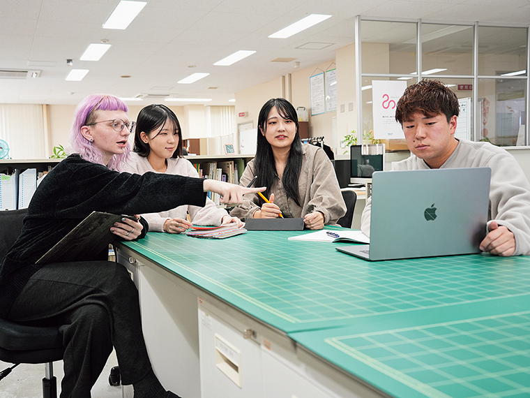 ブレインストーミングのワンシーン。2025年には編集制作課に外国籍の社員が加わり、業務の幅がさらに広がった