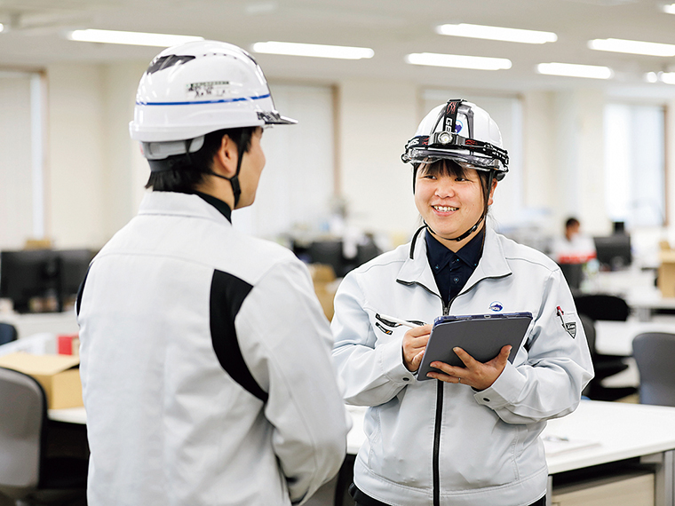 工事部の棚木綾華さん。棚木さんをはじめ、各部署で女性も活躍している